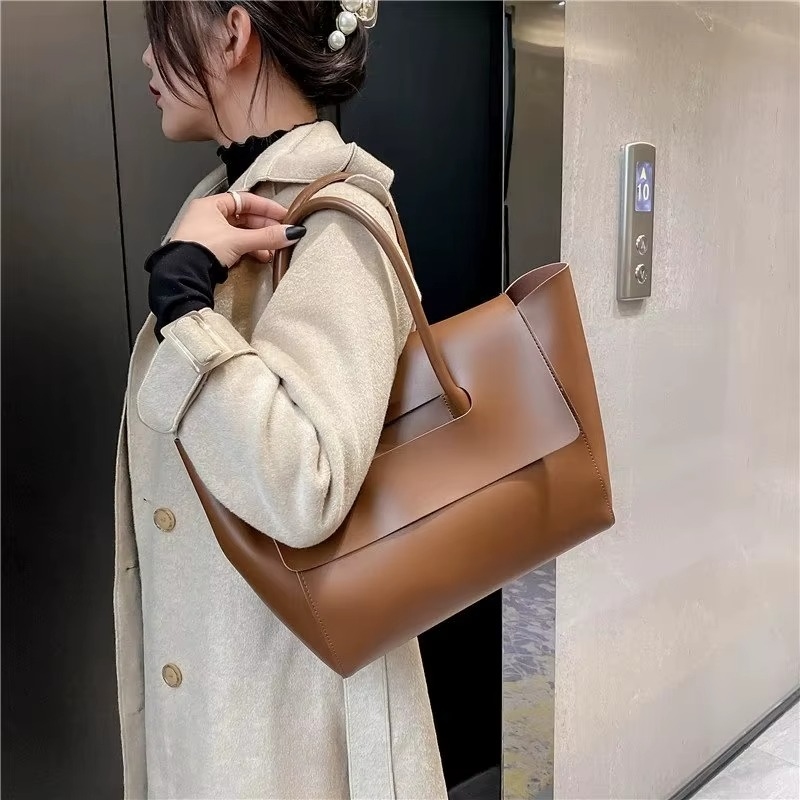 Aria Retro Tote Bag