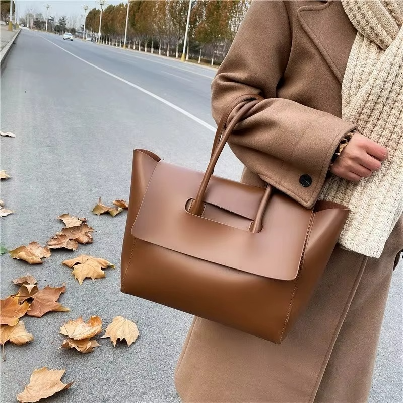 Aria Retro Tote Bag